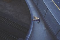 Junge Frau streckt sich im Freien — Stockfoto