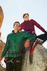Retrato de pareja adulta mediana con equipo de montañismo sonriendo - foto de stock