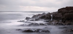 Скалистое побережье в сумерках — стоковое фото