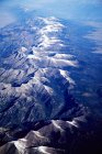 Vista aérea de picos de montanha cobertos de neve — Fotografia de Stock