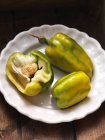Зелений і жовтий корисний перець і наполовину один в мисці — стокове фото
