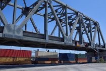Puente y contenedores de carga - foto de stock