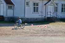 Мальчик на велосипеде тянет бантинг — стоковое фото