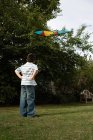 Rückansicht eines Jungen beim Anblick eines Drachens im Baum — Stockfoto