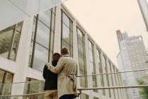 Schwules Paar schaut sich Gebäude, Lincoln Center, Manhattan, New York an — Stockfoto