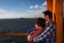 Couple hugging on ferry in urban harbor — Stock Photo