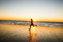 Donna che corre sulla spiaggia — Foto stock