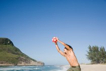 Um adolescente pegando uma bola de futebol — Fotografia de Stock