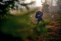 Caminhante masculino viajando com mochila na Lapônia, Finlândia — Fotografia de Stock