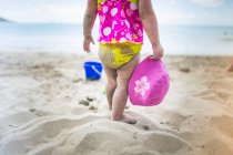 Дитина грає на піщаному пляжі — стокове фото