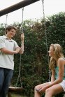 Adolescente menino e menina falando — Fotografia de Stock