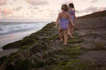Дівчата ходять по піщаній дюні, Blowing Rocks Preserve, Jupiter, Florida, USA — стокове фото
