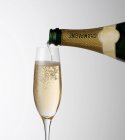 Derramando champanhe em vidro — Fotografia de Stock