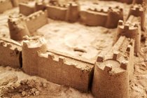 Castello di sabbia costruito di spiaggia sabbiosa, primo piano — Foto stock