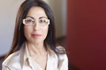 Porträt einer Geschäftsfrau mit Brille, die in die Kamera blickt — Stockfoto