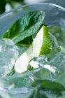 Cocktail mojito en verre — Photo de stock