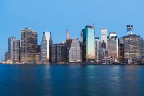 Manhattan Skyline ao anoitecer — Fotografia de Stock