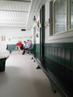 Pessoas mais velhas sentadas no vestiário — Fotografia de Stock