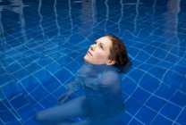 Mujer en una piscina - foto de stock