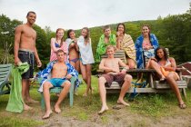 Adolescenti che si rilassano insieme in costume da bagno in campagna — Foto stock