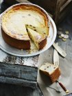 Italienischer Ricotta-Kuchen und geschnittene Portionen — Stockfoto