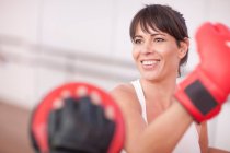 Средняя взрослая женщина тренируется в спортзале — стоковое фото