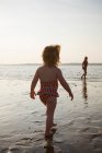 Zwei Mädchen gehen am Meer entlang — Stockfoto