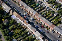 Vista aérea de las casas de brighton y el tráfico por carretera - foto de stock
