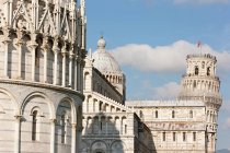 Piazza dei miracoli con cielo nuvoloso sullo sfondo, Pisa, Italia — Foto stock
