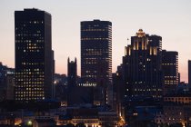 Rascacielos en el viejo Montreal por la noche, Canadá - foto de stock