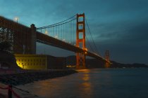 Vista del Puente Golden Gate por la noche, San Francisco, California, EE.UU. - foto de stock
