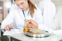 Estudantes de química pesando produtos químicos em balanças — Fotografia de Stock
