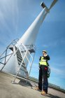 Trabajador de mantenimiento que se prepara para trabajar en una turbina eólica moderna, Biddinghuizen, Flevoland, Países Bajos - foto de stock