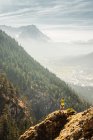 Homem em pé na montanha, Farchant, Baviera, Alemanha — Fotografia de Stock