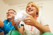Two boys playing video game — Stock Photo