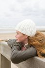 Mulher atenciosa junto ao mar — Fotografia de Stock
