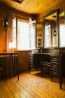 Salle d'eau éclairée avec coiffeuse à l'étage à l'intérieur d'une vieille maison de style cottage des années 1920. Québec, Canada. Cette image est une propriété libérée. CUPR0251 — Photo de stock
