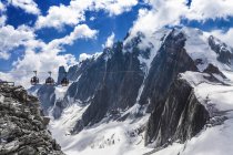 Seilbahnen über schneebedecktes Bergtal — Stockfoto