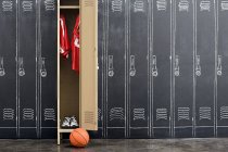 Uniforme de baloncesto colgado en un casillero - foto de stock