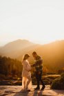 Casal grávida em montanhas, Parque Nacional Sequoia, Califórnia, EUA — Fotografia de Stock