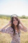Retrato de mulher adulta média usando fones de ouvido — Fotografia de Stock