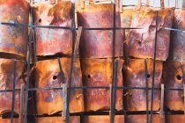 Barriles oxidados apilados - foto de stock