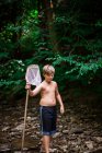Хлопчик з рибальською сіткою на річці — стокове фото