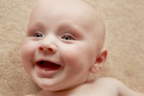 Close up de bebê com sorriso largo — Fotografia de Stock