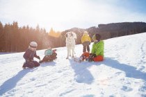 Enfants jouant dans la neige — Photo de stock