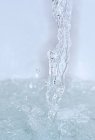 Fließendes Wasser spritzt in die Wasseroberfläche — Stockfoto