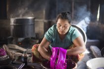 Mujer madura trabajando en cerámica, Lago Inle, Birmania - foto de stock