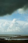 Vue sur le lac IJsselmeer et les nuages orageux qui approchent, Workum, Frise, Pays-Bas — Photo de stock