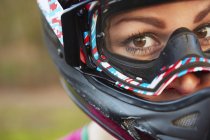 Retrato de cerca de la jinete BMX femenina en el casco de choque - foto de stock