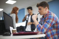Junge männliche College-Student am Computer-Schreibtisch Blick auf den Computer — Stockfoto
